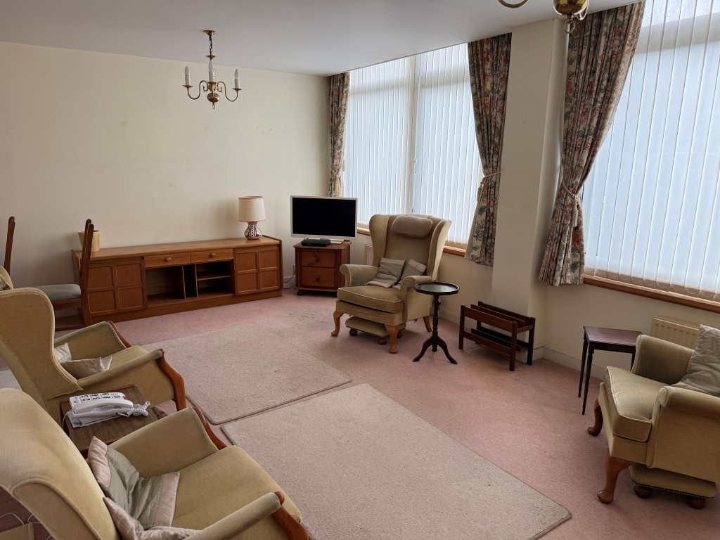 Lot: 130 - TWO-BEDROOM GROUND FLOOR FLAT IN NEED OF UPDATING CLOSE TO SEAFRONT - View of living room from main entrance